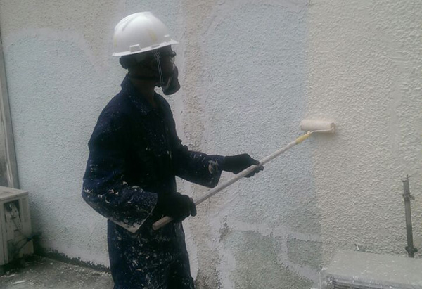 Alike painter on safety gears